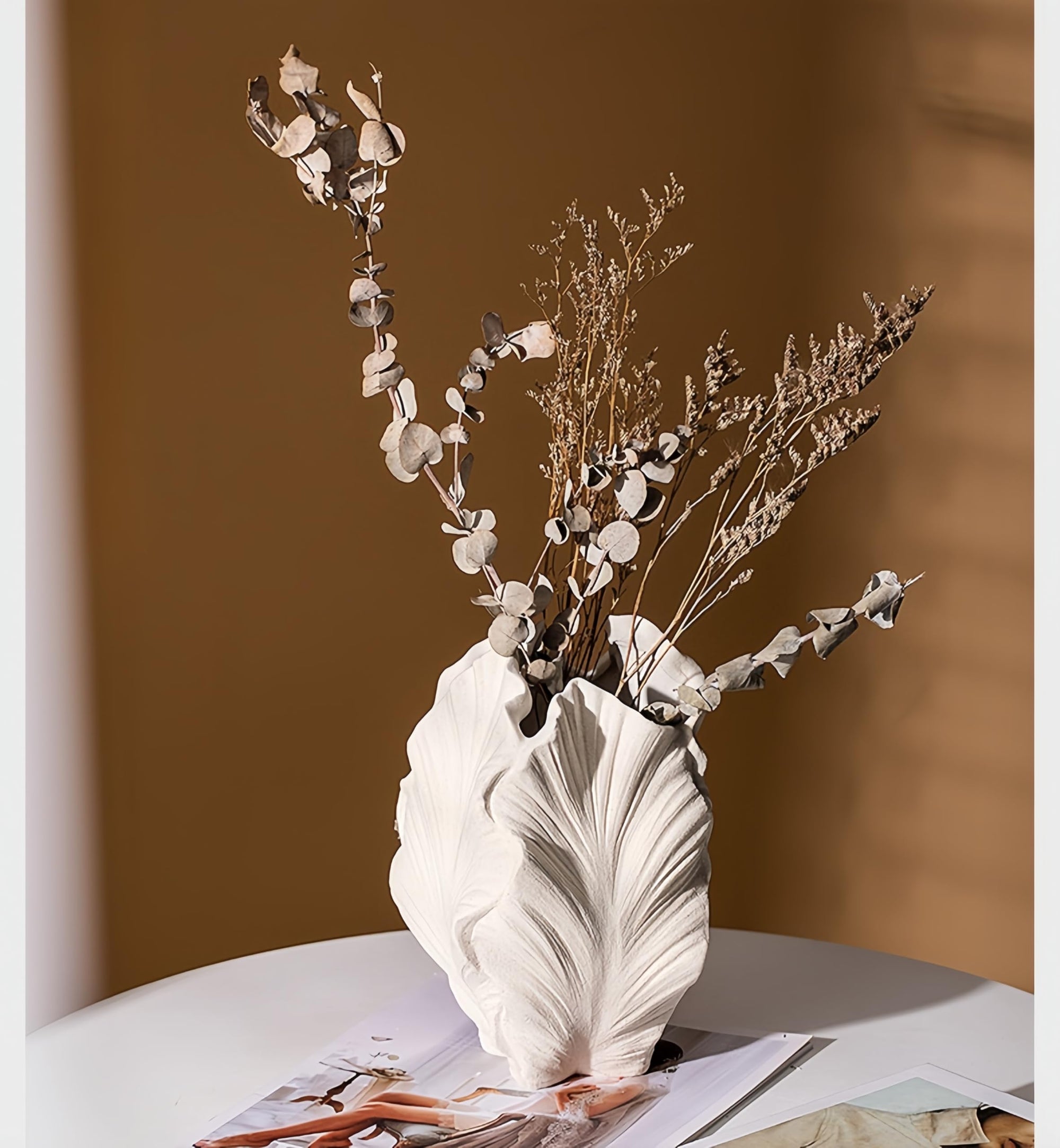 Ocean-Theme Ceramic vase, 8.6 ×5.7×5.3 inches,coasta Shell-Shaped vase,Centerpieces for Spaces Such as Tables, Shelves and fireplaces,Suitable for Various Decoration Styles