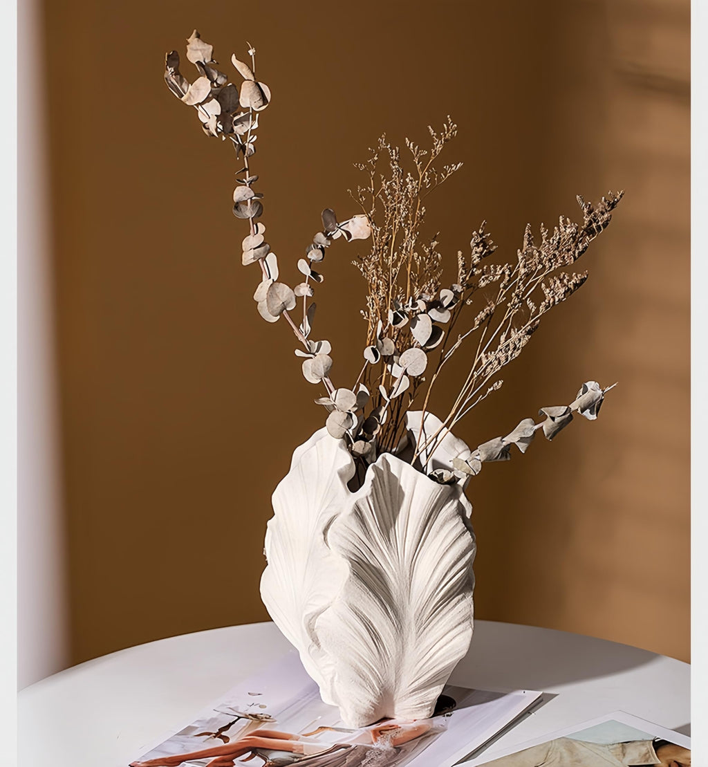 Ocean-Theme Ceramic vase, 8.6 ×5.7×5.3 inches，coasta Shell-Shaped vase，Centerpieces for Spaces Such as Tables, Shelves and fireplaces，Suitable for Various Decoration Styles